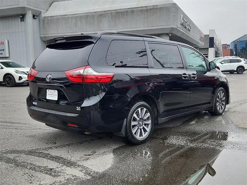 2020 Toyota Sienna XLE