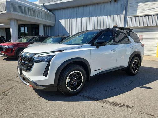 Everest White Pearl Tricoat/Super Black 2026 Nissan Pathfinder Rock Creek