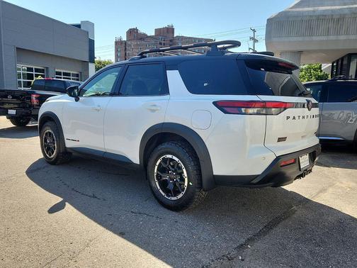 Everest White Pearl Tricoat/Super Black 2026 Nissan Pathfinder Rock Creek