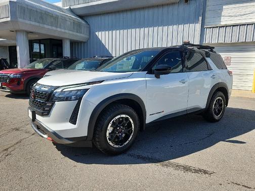 Everest White Pearl Tricoat/Super Black 2026 Nissan Pathfinder Rock Creek