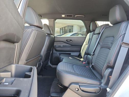 Everest White Pearl Tricoat/Super Black 2026 Nissan Pathfinder Rock Creek