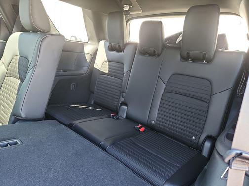 Everest White Pearl Tricoat/Super Black 2026 Nissan Pathfinder Rock Creek