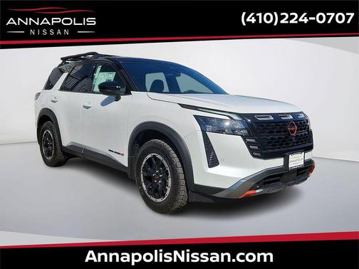 Everest White Pearl Tricoat/Super Black 2026 Nissan Pathfinder Rock Creek