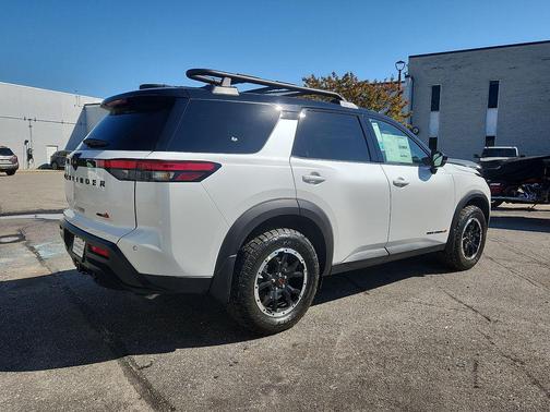 Everest White Pearl Tricoat/Super Black 2026 Nissan Pathfinder Rock Creek