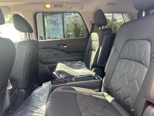 Scarlet Ember Tintcoat/Super Black 2026 Nissan Pathfinder Platinum