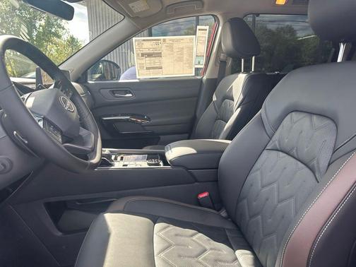 Scarlet Ember Tintcoat/Super Black 2026 Nissan Pathfinder Platinum