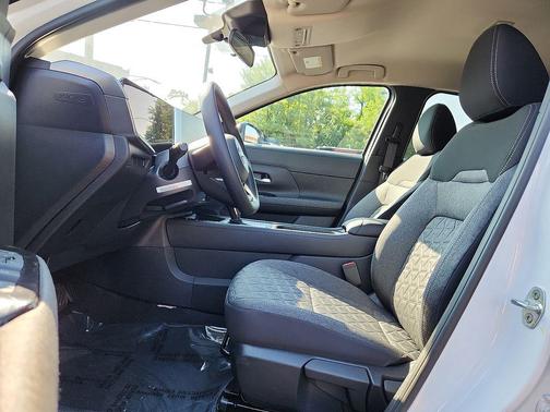 Aspen White Tricoat/Super Black 2026 Nissan Kicks SV