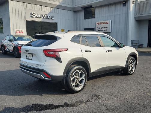 Summit White 2024 Chevrolet Trax LT