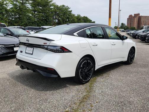 Aspen White Tricoat/Super Black 2026 Nissan Sentra SR