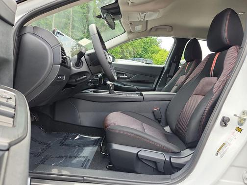 Aspen White Tricoat/Super Black 2026 Nissan Sentra SR