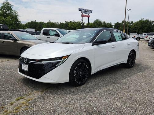 Aspen White Tricoat/Super Black 2026 Nissan Sentra SR