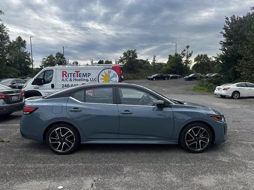 Atlantic Gray Metallic/Super Black 2025 Nissan Sentra SR
