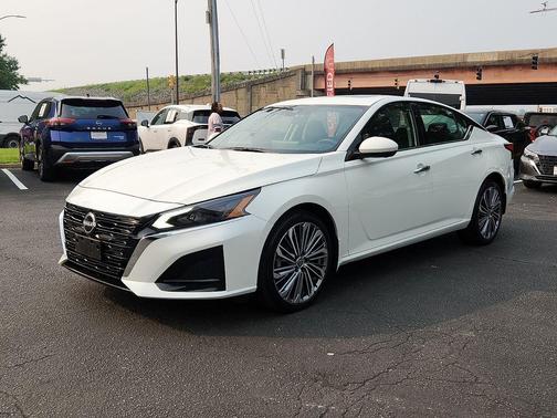 Pearl White Tricoat 2023 Nissan Altima 2.5 SL