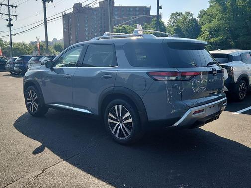 Boulder Gray Pearl 2024 Nissan Pathfinder Platinum FWD
