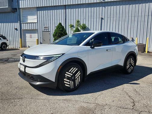 Everest White Pearl Tricoat 2026 Nissan Leaf SV+