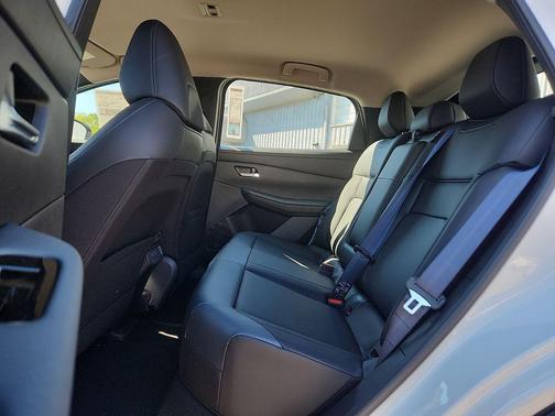 Everest White Pearl Tricoat 2026 Nissan Leaf SV+