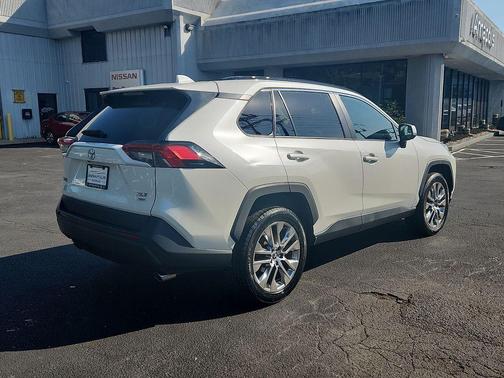 Blizzard Pearl 2021 Toyota RAV4 XLE Premium