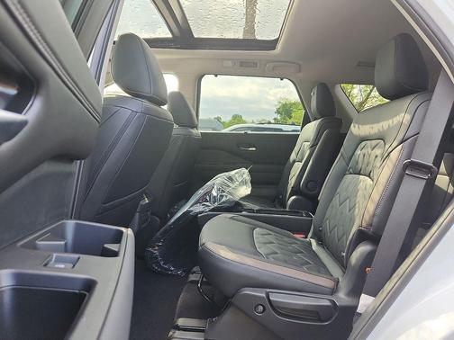 Everest White Pearl Tricoat 2026 Nissan Pathfinder Platinum