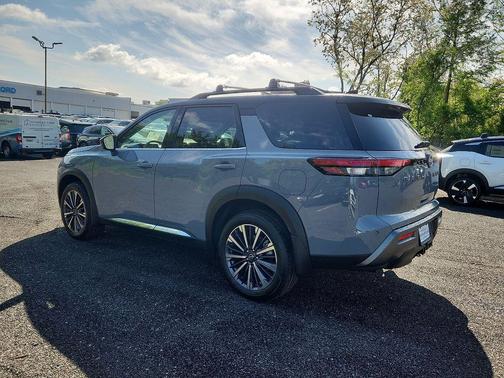Boulder Gray Pearl/Super Black 2026 Nissan Pathfinder Platinum