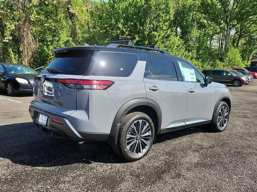 Boulder Gray Pearl/Super Black 2026 Nissan Pathfinder Platinum