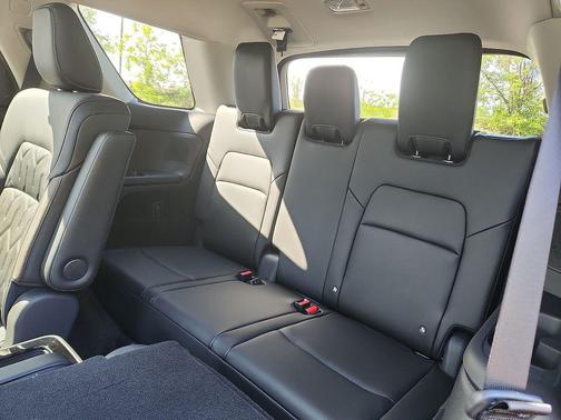 Boulder Gray Pearl/Super Black 2026 Nissan Pathfinder Platinum