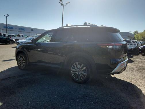 Super Black 2023 Nissan Pathfinder SL 4WD