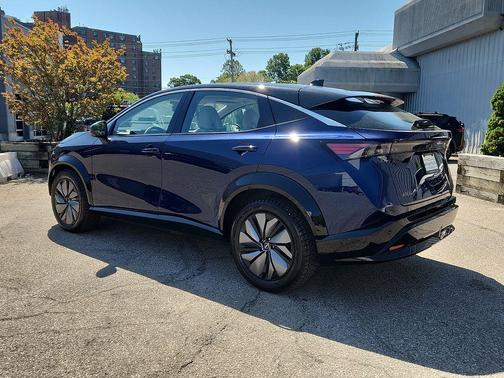 Deep Ocean Blue Pearl/Black Diamond Pearl 2023 Nissan ARIYA EVOLVE+