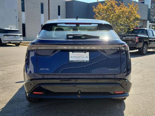 Deep Ocean Blue Pearl/Black Diamond Pearl 2023 Nissan ARIYA EVOLVE+