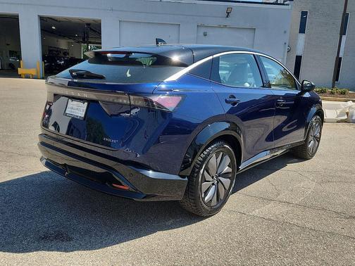 Deep Ocean Blue Pearl/Black Diamond Pearl 2023 Nissan ARIYA EVOLVE+