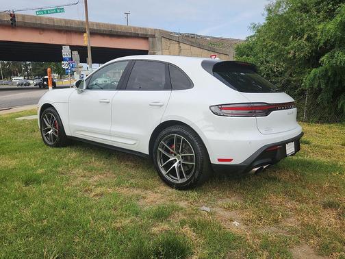White 2022 Porsche Macan Macan