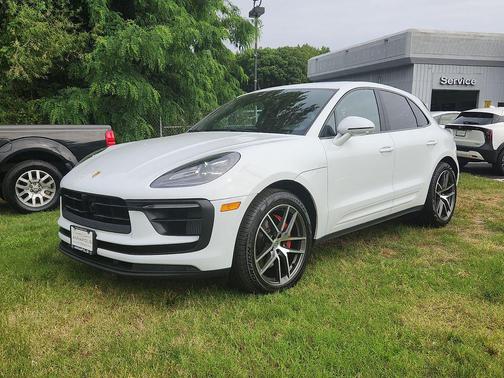 White 2022 Porsche Macan Macan