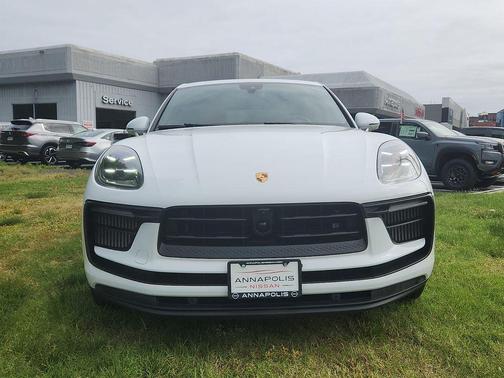 White 2022 Porsche Macan Macan