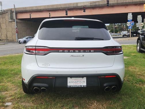 White 2022 Porsche Macan Macan