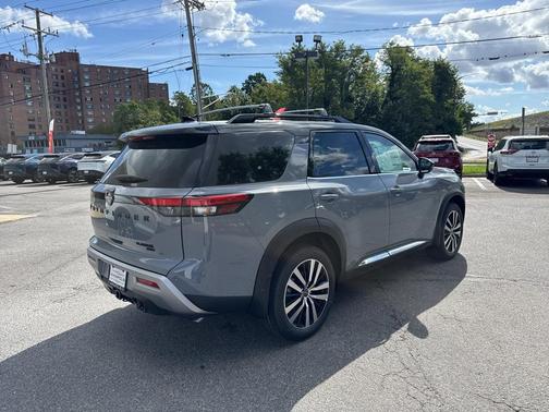 2025 Nissan Pathfinder Platinum 4WD