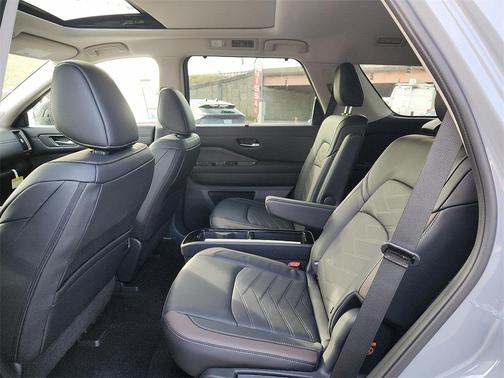 2025 Nissan Pathfinder Platinum 4WD