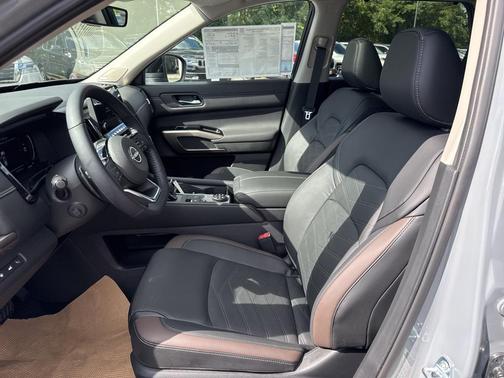 2025 Nissan Pathfinder Platinum 4WD
