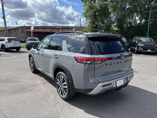 2025 Nissan Pathfinder Platinum 4WD