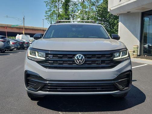 Pure Gray 2023 Volkswagen Atlas Cross Sport 2.0T SEL