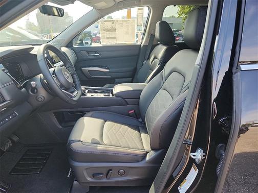 2025 Nissan Pathfinder Platinum 4WD