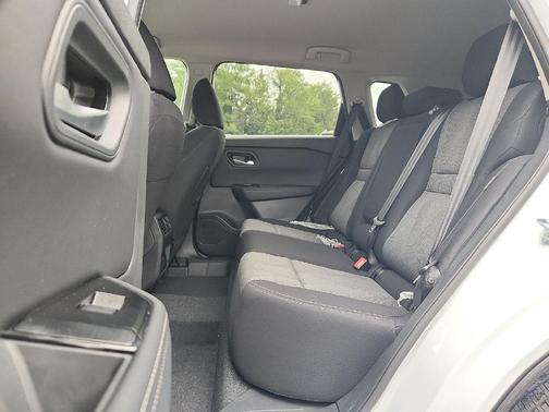 Everest White Pearl Tricoat 2026 Nissan Rogue SV