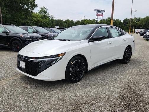 Aspen White Tricoat/Super Black 2026 Nissan Sentra SR