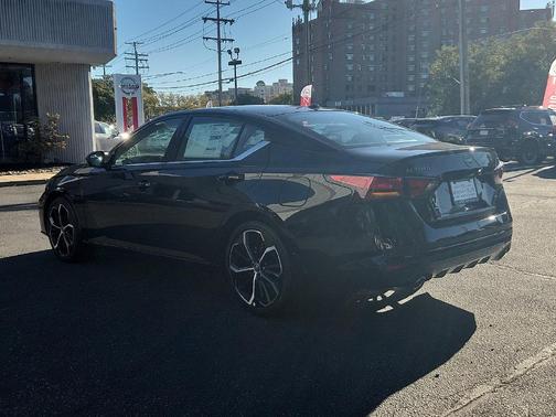 Super Black 2026 Nissan Altima SR FWD