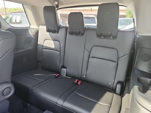 Everest White Pearl Tricoat 2026 Nissan Pathfinder Platinum