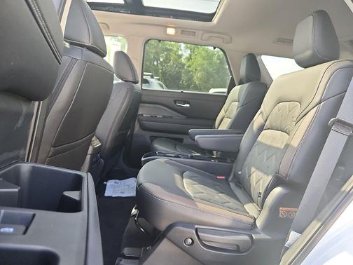 Everest White Pearl Tricoat 2026 Nissan Pathfinder Platinum
