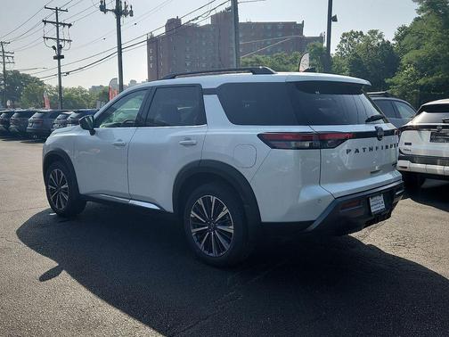 Everest White Pearl Tricoat 2026 Nissan Pathfinder Platinum