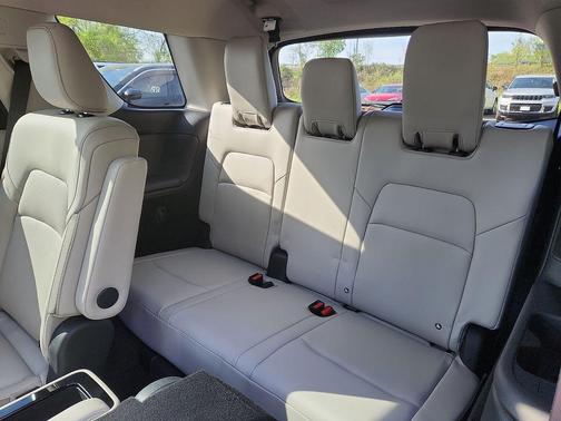 Everest White Pearl Tricoat 2026 Nissan Pathfinder SL