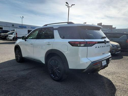 Everest White Pearl Tricoat 2026 Nissan Pathfinder SL