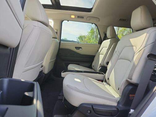 Everest White Pearl Tricoat 2026 Nissan Pathfinder SL