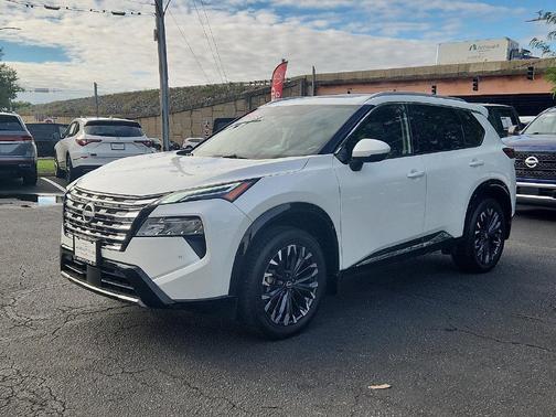Everest White Pearl Tricoat 2026 Nissan Rogue Platinum