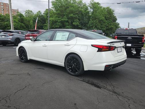 Pearl White Tricoat/Super Black 2026 Nissan Altima SR FWD